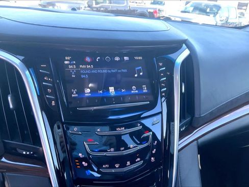Used 2020 Cadillac Escalade Premium Luxury RWD image 34