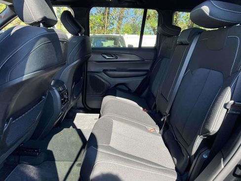 Used 2025 Jeep Grand Cherokee Laredo X image 15