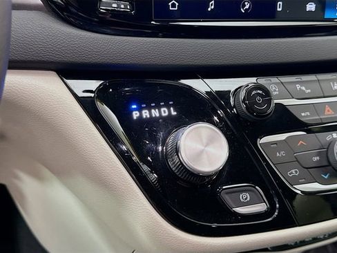 Used 2024 Chrysler Pacifica Touring-L image 16