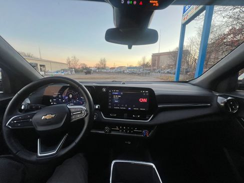 Used 2025 Chevrolet Equinox LT image 32