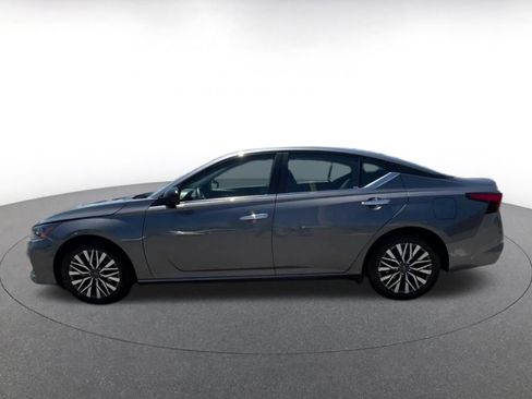 Used 2025 Nissan Altima 2.5 SV FWD image 9