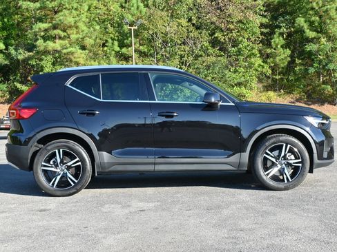 Used 2025 Volvo XC40 B5 Core image 10