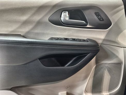 Used 2024 Chrysler Pacifica Touring-L image 21