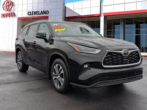 Used 2022 Toyota Highlander XLE image 2