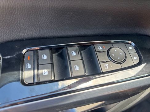 Used 2024 Nissan Pathfinder SL w/ Black Appearance Package AWD/4WD image 19