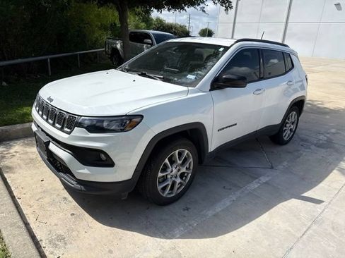 Used 2023 Jeep Compass Latitude AWD/4WD image 1