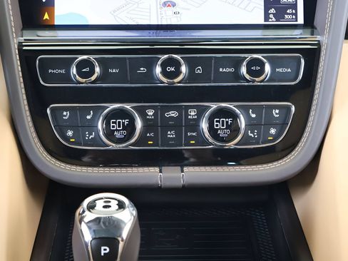 Used 2025 Bentley Bentayga Extended Wheelbase AWD/4WD image 27