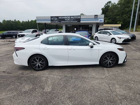 Used 2023 Toyota Camry SE FWD image 1