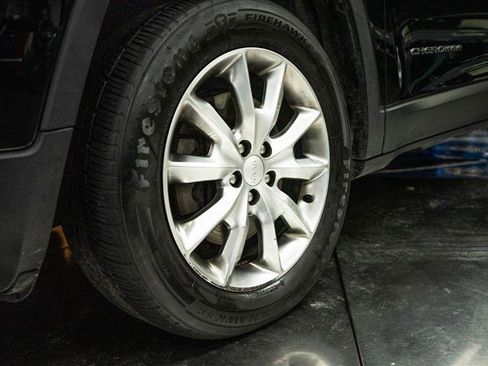 Used 2018 Jeep Cherokee Limited image 3