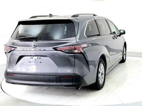 Used 2025 Toyota Sienna LE AWD/4WD image 5