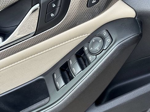 Used 2023 Chevrolet Traverse Premier FWD image 11