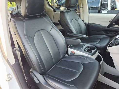 Used 2024 Chrysler Pacifica Touring-L image 17