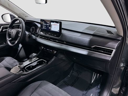 Used 2025 Mitsubishi Outlander SE image 30