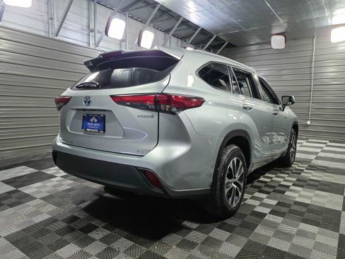 Used 2021 Toyota Highlander XLE AWD/4WD image 5
