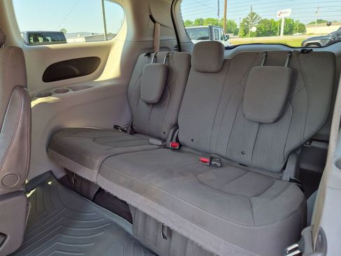 Used 2017 Chrysler Pacifica Touring FWD image 24