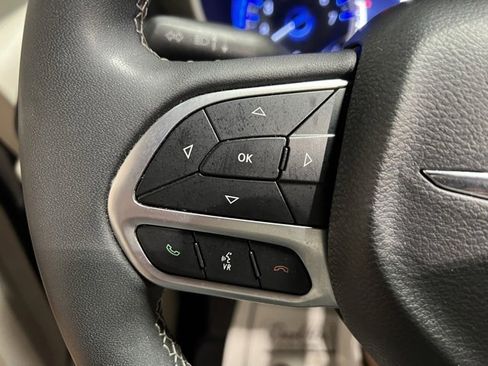 Used 2022 Chrysler Pacifica Touring-L image 35