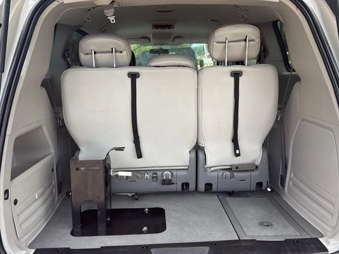 Used 2010 Dodge Grand Caravan SE w/ Climate Group FWD image 15