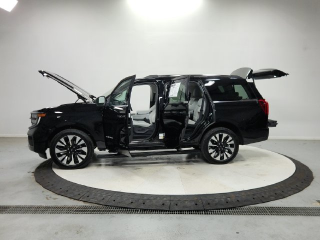 Used 2025 Ford Expedition Platinum w/ Driver's Package AWD/4WD image 13