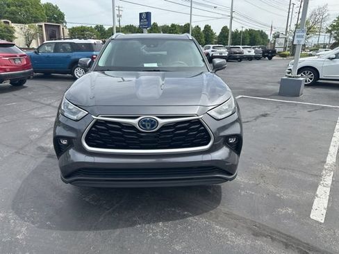 Used 2020 Toyota Highlander XLE AWD/4WD image 2