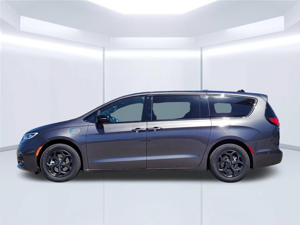 Used 2023 Chrysler Pacifica Limited w/ Uconnect Theater Family Group FWD image 7
