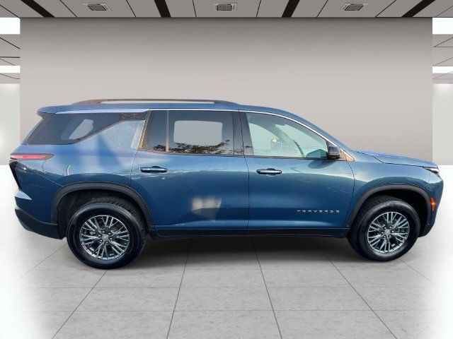 Used 2025 Chevrolet Traverse LT AWD/4WD image 2