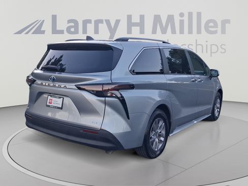 Used 2025 Toyota Sienna XLE FWD image 5
