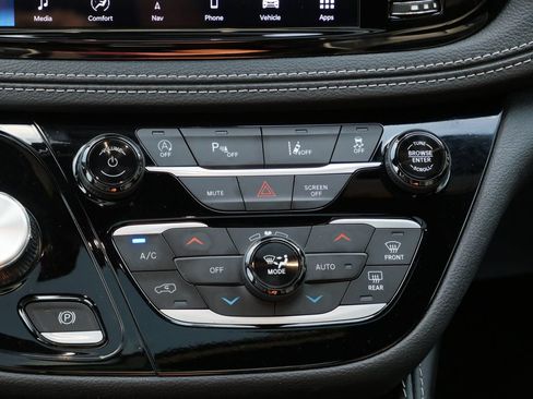 Used 2025 Chrysler Pacifica Limited FWD image 18