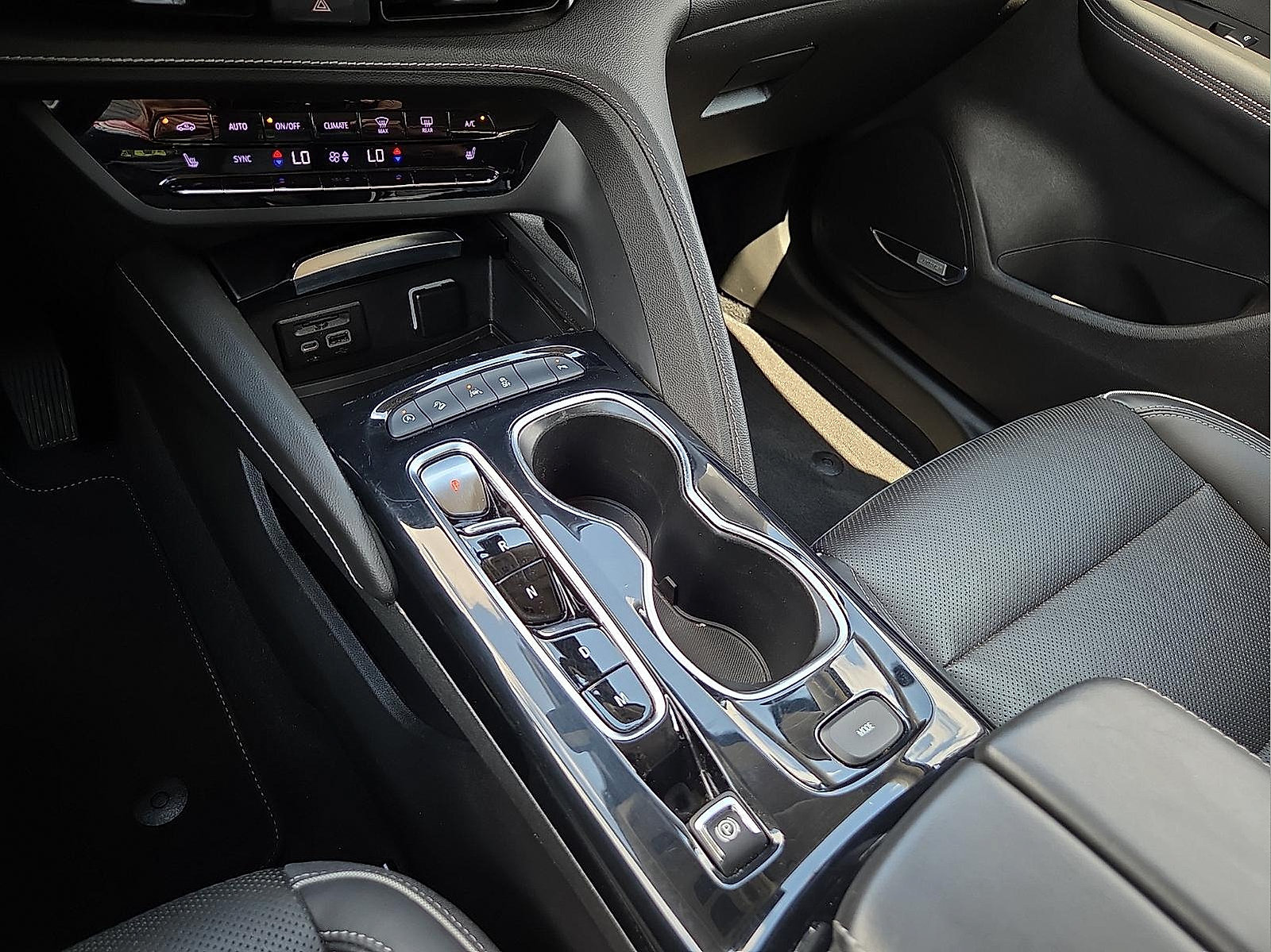 Used 2022 Buick Envision Essence w/ Technology Package I AWD/4WD image 25