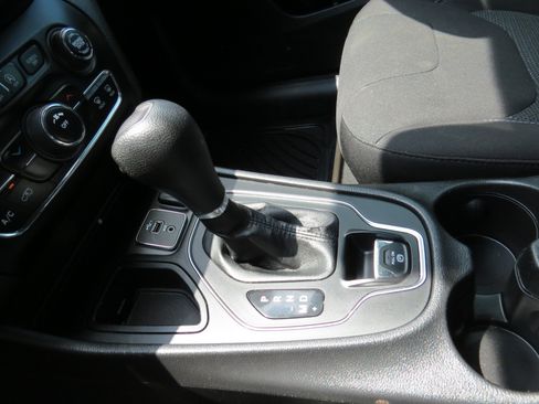 Used 2021 Jeep Cherokee Latitude FWD image 16