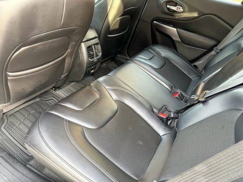 Used 2019 Jeep Cherokee Latitude Plus w/ Comfort/Convenience Group image 6