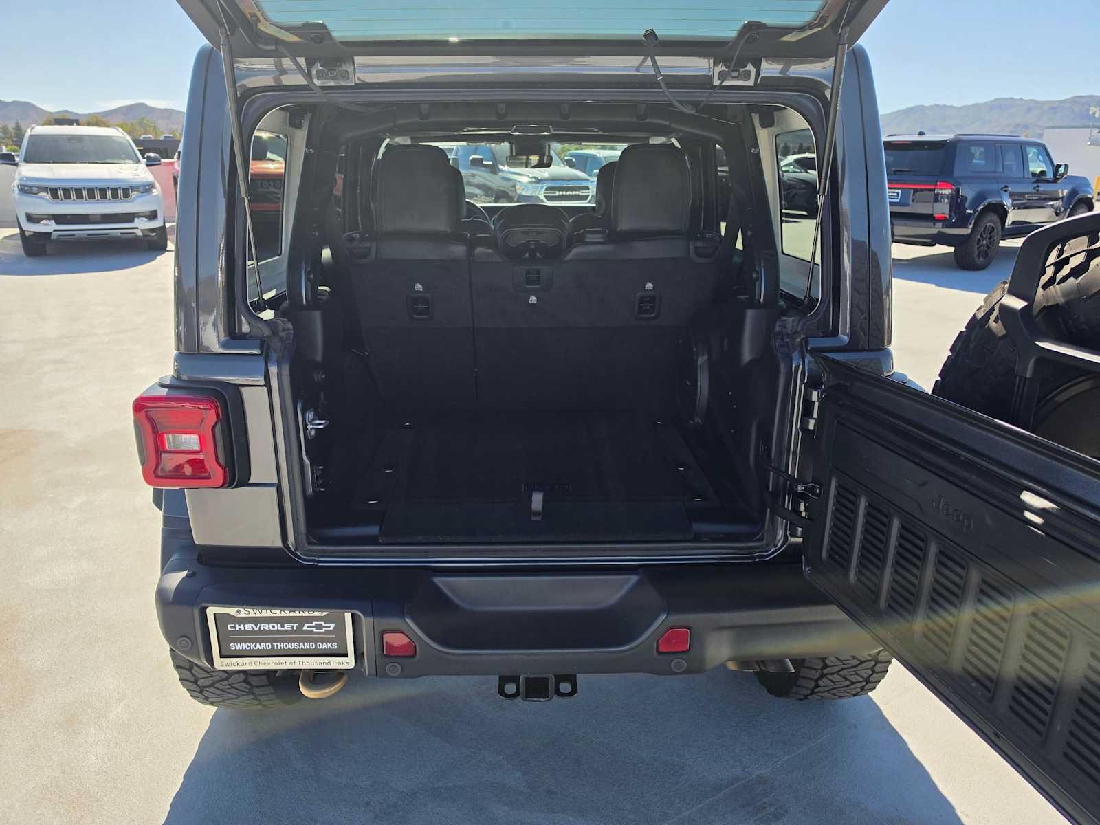 Used 2022 Jeep Wrangler Unlimited Rubicon w/ Xtreme Recon 35" Tire Package AWD/4WD image 14