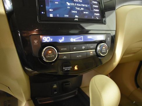 Used 2015 Nissan Rogue SV image 22