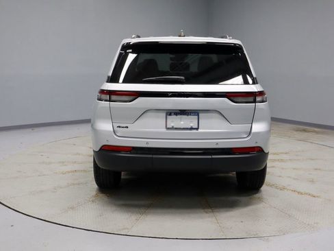 Used 2024 Jeep Grand Cherokee Altitude image 11