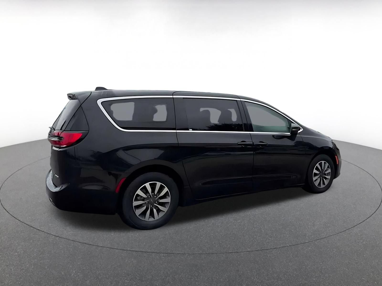 Used 2023 Chrysler Pacifica Touring-L FWD image 13