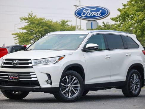 Used 2019 Toyota Highlander XLE AWD/4WD image 2