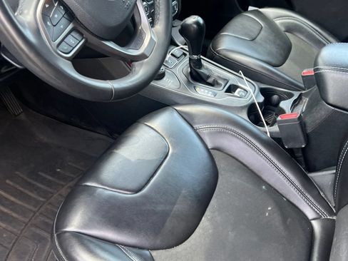 Used 2021 Jeep Cherokee Latitude Plus AWD/4WD image 19