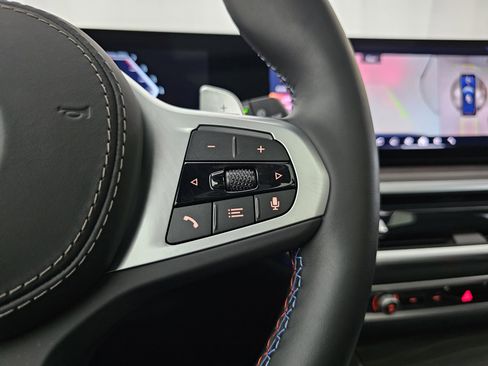 Used 2025 BMW X7 M60i image 45