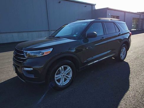 Used 2023 Ford Explorer XLT w/ Equipment Group 202A AWD/4WD image 4