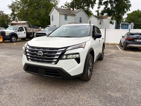 Used 2024 Nissan Rogue S FWD image 2