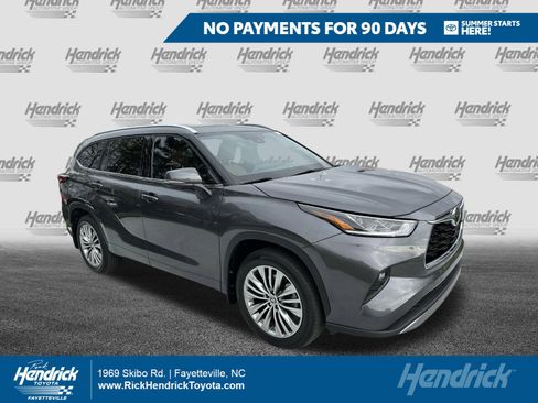 Used 2024 Toyota Highlander Platinum FWD image 1