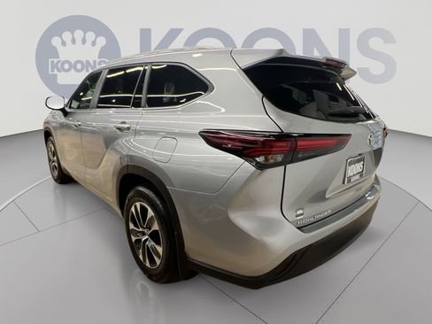 Used 2025 Toyota Highlander XLE AWD/4WD image 2
