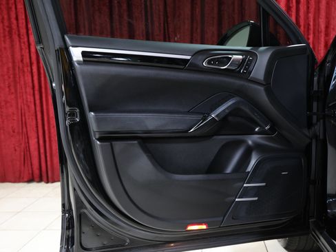 Used 2016 Porsche Cayenne image 10