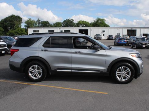Used 2023 Ford Explorer XLT w/ Equipment Group 202A RWD image 4
