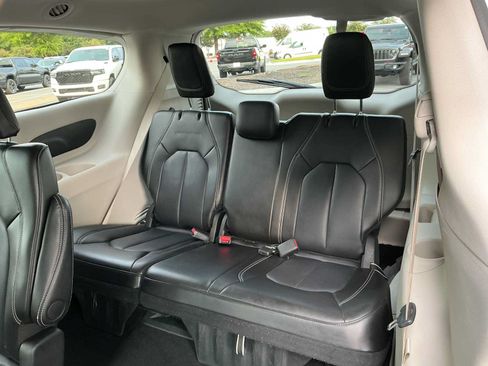Used 2024 Chrysler Pacifica Touring-L FWD image 28