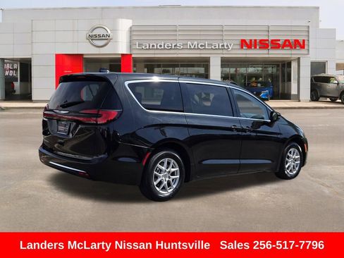 Used 2023 Chrysler Pacifica Touring-L image 3