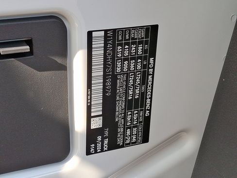 Used 2025 Mercedes-Benz Sprinter 2500 image 23