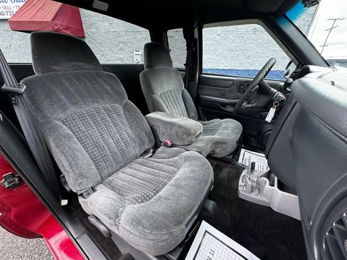 Used 2000 Chevrolet S10 Pickup LS w/ Preferred Equipment Group image 14