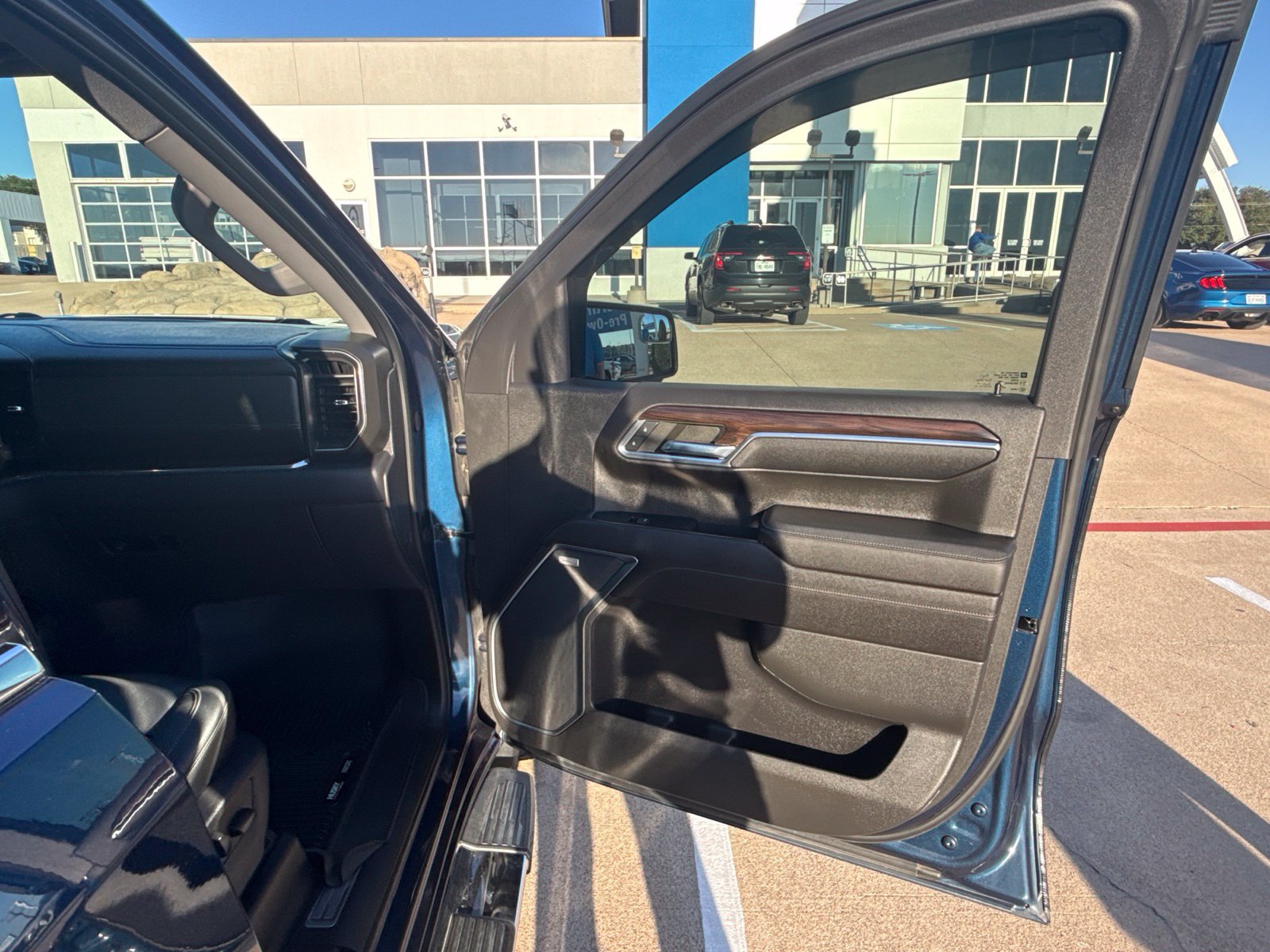 Used 2023 GMC Sierra 1500 SLT AWD/4WD image 24