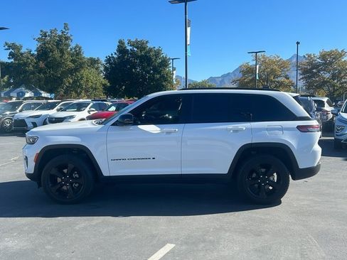 Used 2023 Jeep Grand Cherokee Altitude image 7
