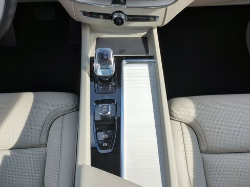 New 2026 Volvo XC60 B5 Ultra w/ Climate Package image 17